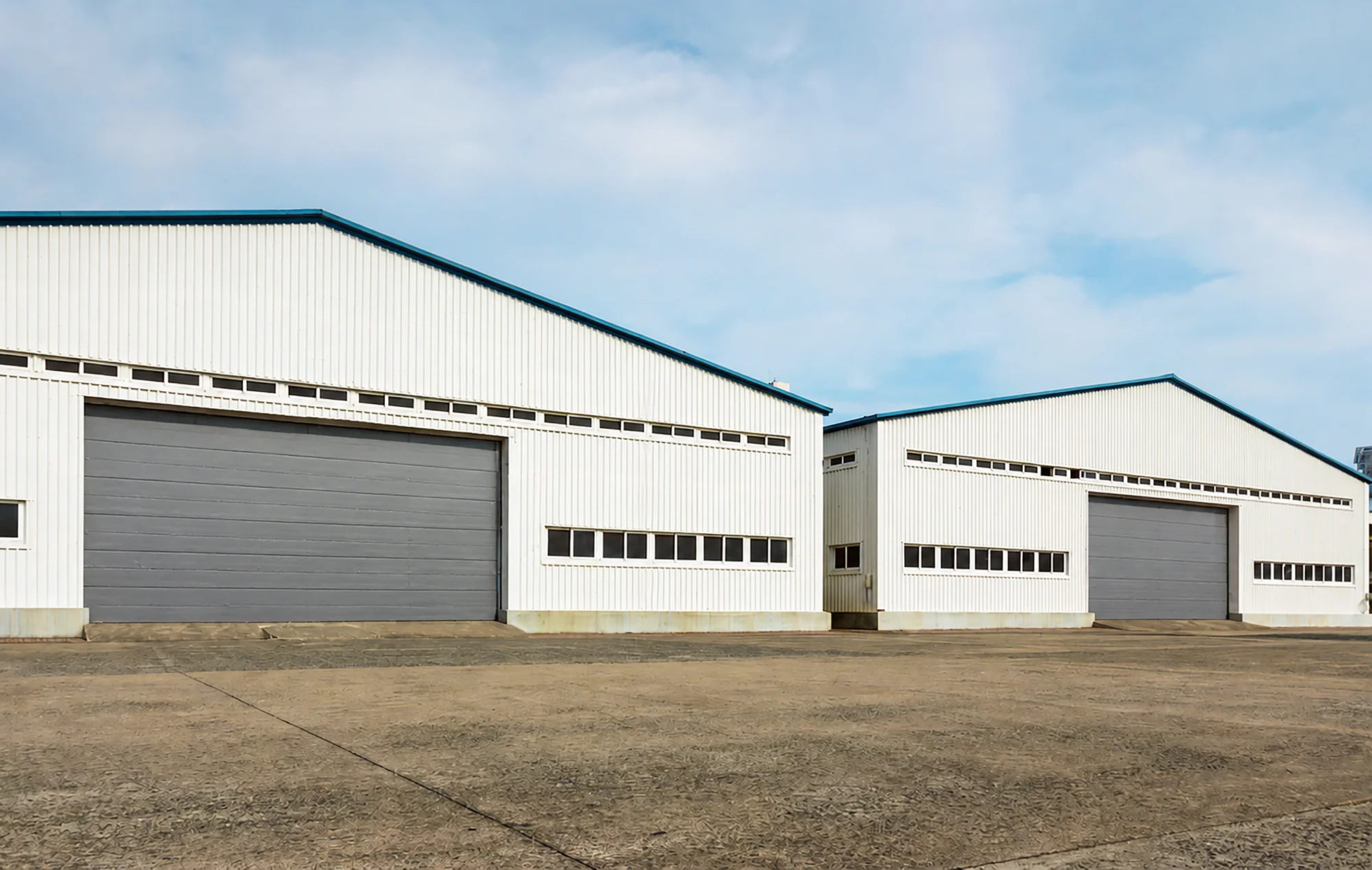 images/gallery-pulse-400-series/05-large-grey-sectional-doors.webp